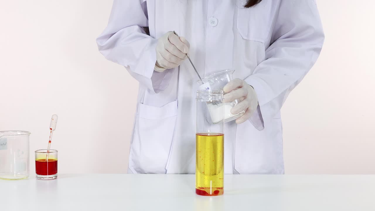 el científico demuestra un experimento de lámpara de lava vibrante