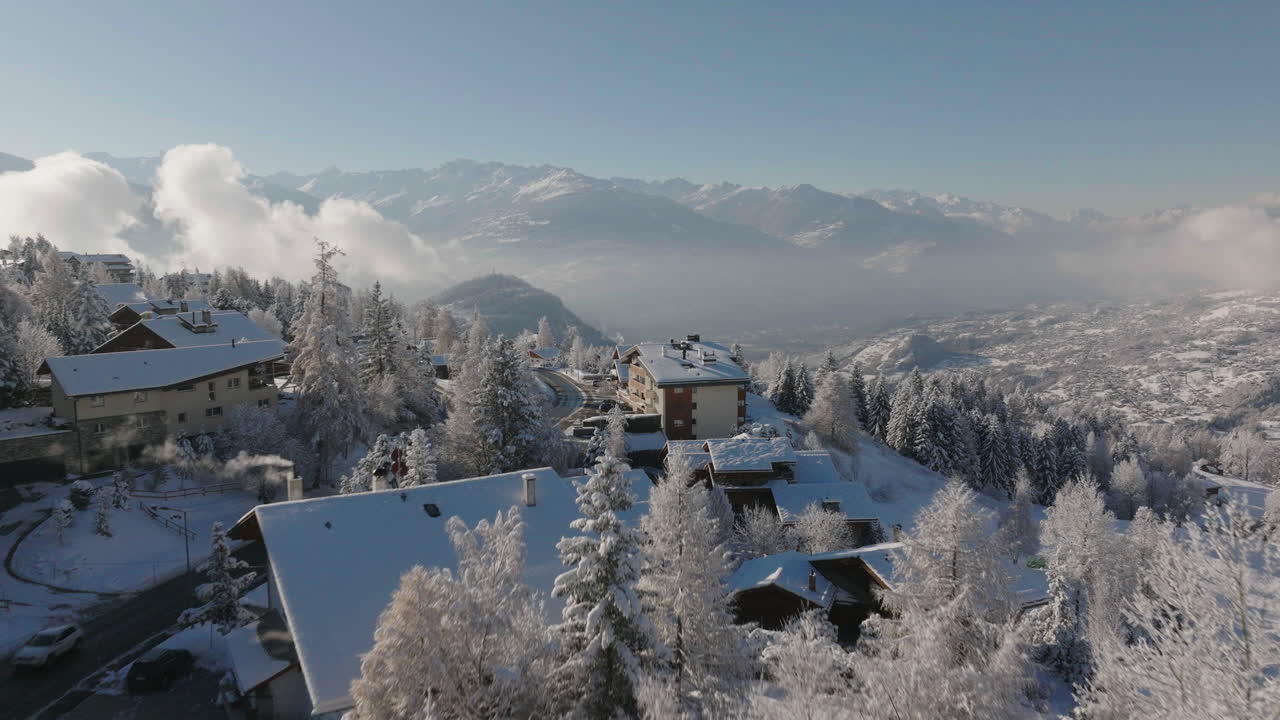 toma aérea en suiza sobre la ciudad de crans montana, valais