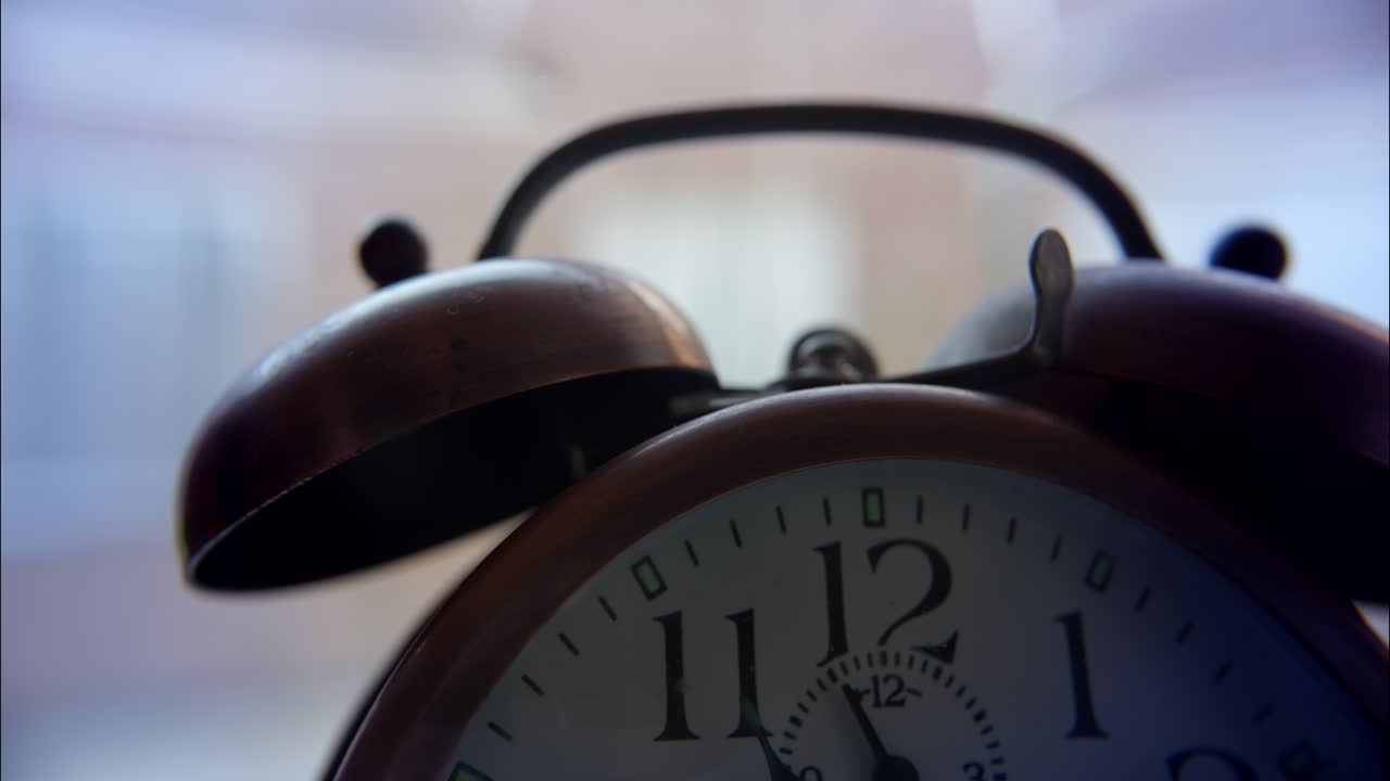 Close-up Jam Weker Antik dengan Jarum yang Berdetak