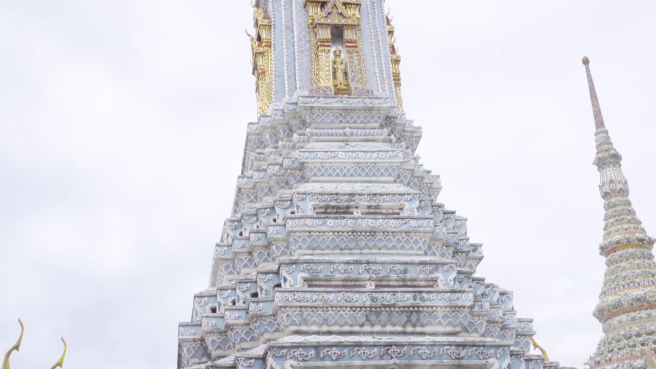 태국 방의  프라 카우 (wat phra kaew) 에 있는 화이트 파고다 (white pagoda)