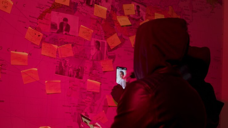 zwei junge männer planen einen hackerangriff in einem dunklen raum