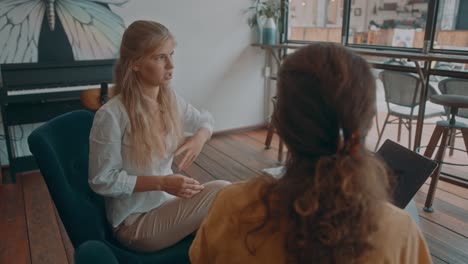 businesswomen meeting in a coffee shop