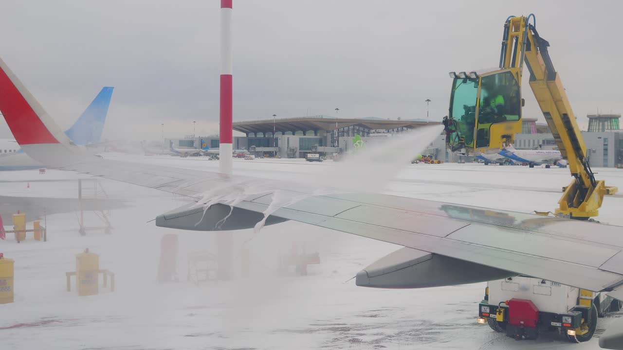비행 전 비행기의 결빙 제거. 결빙방지는 제빙뿐만 아니라 표면에 남아 얼음의 재형성을 지속적으로 지연시키는 화학물질을 적용하는 것입니다.