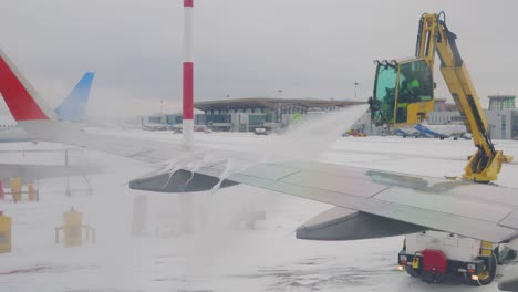 deshielo del avión antes del vuelo. el antihielo es la aplicación de productos químicos que no sólo descongelan sino que también permanecen en una superficie y continúan retrasando la formación del hielo.