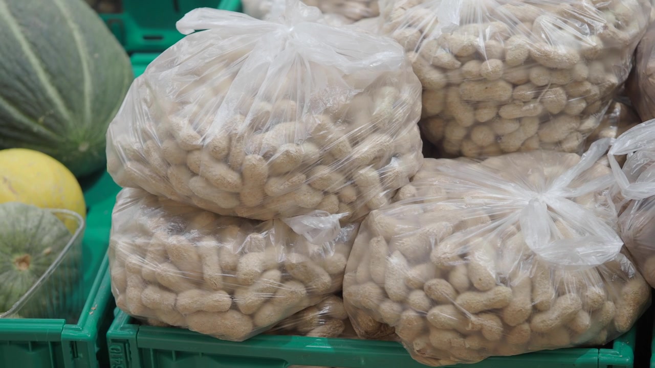 Amendoins Frescos em Sacos Plásticos à Venda em um Mercado