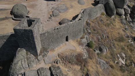 Muros-Defensivos-Del-Antiguo-Castillo-De-Monsanto-En-Portugal