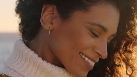 Retrato-De-Cerca-De-Una-Hermosa-Mujer-Feliz-Disfrutando-De-La-Libertad-Explorando-La-Espiritualidad-Sintiendo-Alegría-En-Una-Playa-Tranquila-Al-Atardecer-Con-El-Viento-Soplando-El-Pelo