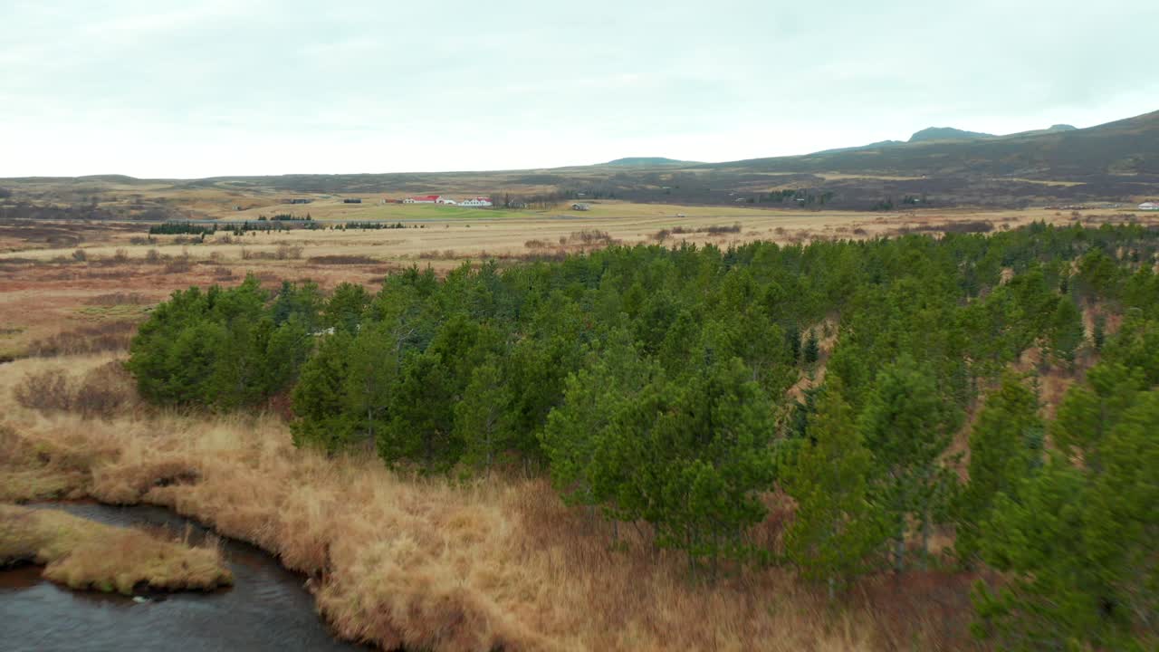 воздушный пейзаж быстрое движение над речным пейзажем в исландской долине, съемка с дрона