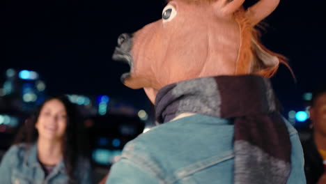fiesta, baile y hombre con máscara de caballo