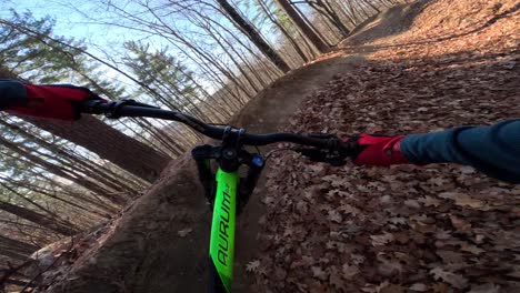 Mountainbiker-Lange-Bermenecke-Im-Sonnigen-Herbstwaldweg-Pov