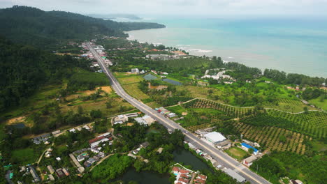 Mirando-Hacia-El-Pintoresco-Mar-Turquesa-Frente-A-La-Costa-De-Khao-Lak-En-Tailandia