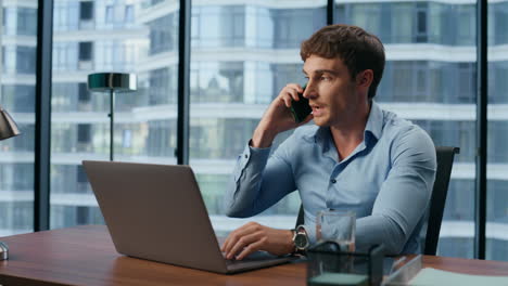 Primer-Hombre-De-Negocios-Nervioso-Discutiendo-La-Oficina-Del-Teléfono-Inteligente.-Chico-Contestando-Celular