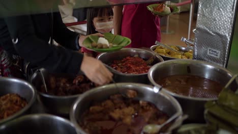 Eine-Mahlzeit,-Die-Aus-Mehreren-Gerichten-Besteht,-Aus-Denen-Sich-Die-Kunden-Auf-Nasi-Jamblang-Bedienen