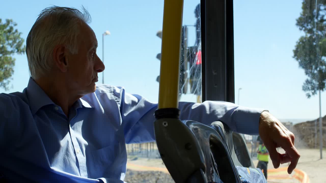hombre mayor mirando por la ventana mientras viaja en el autobús 4k