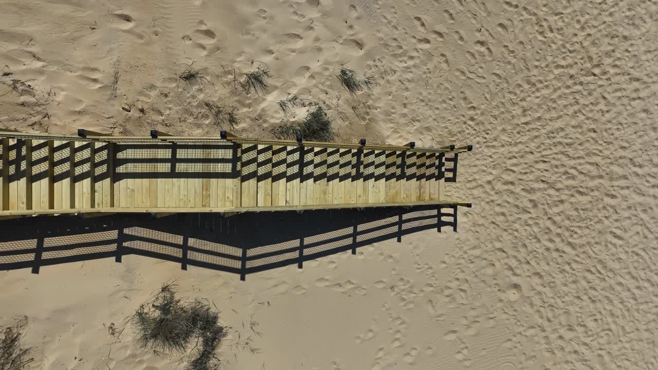 크루스 파크의 새로운 계단을 따라 직접적인 오버헤드 뷰 트래킹