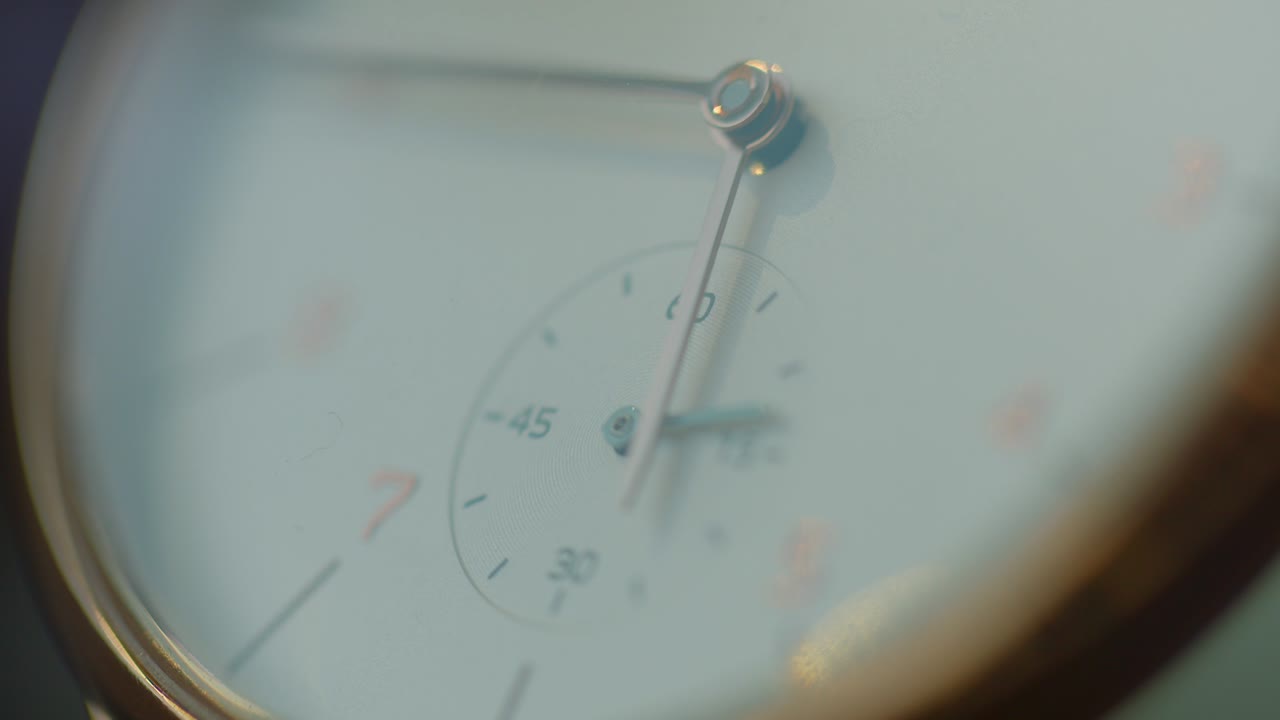 vista muy cercana del reloj mecánico de reloj de pulsera masculino.