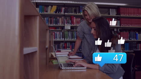 animación de la caída de los iconos de las redes sociales sobre dos estudiantes caucásicos que usan una computadora portátil