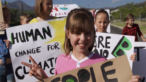 Mädchen-Mit-Schild-Zum-Klimawandel-Bei-Einer-Protestkundgebung