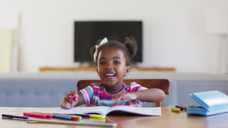 Fröhliches-Afroamerikanisches-Mädchen,-Das-Während-Der-Online-Schule-Zu-Hause-Die-Hand-Hebt