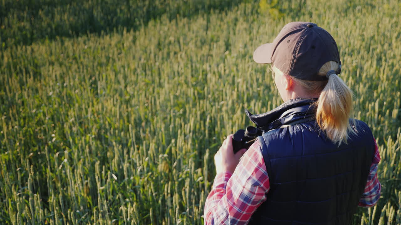 여성 사냥꾼이 쌍안경을 통해 거리를 들여다본다 4k 비디오