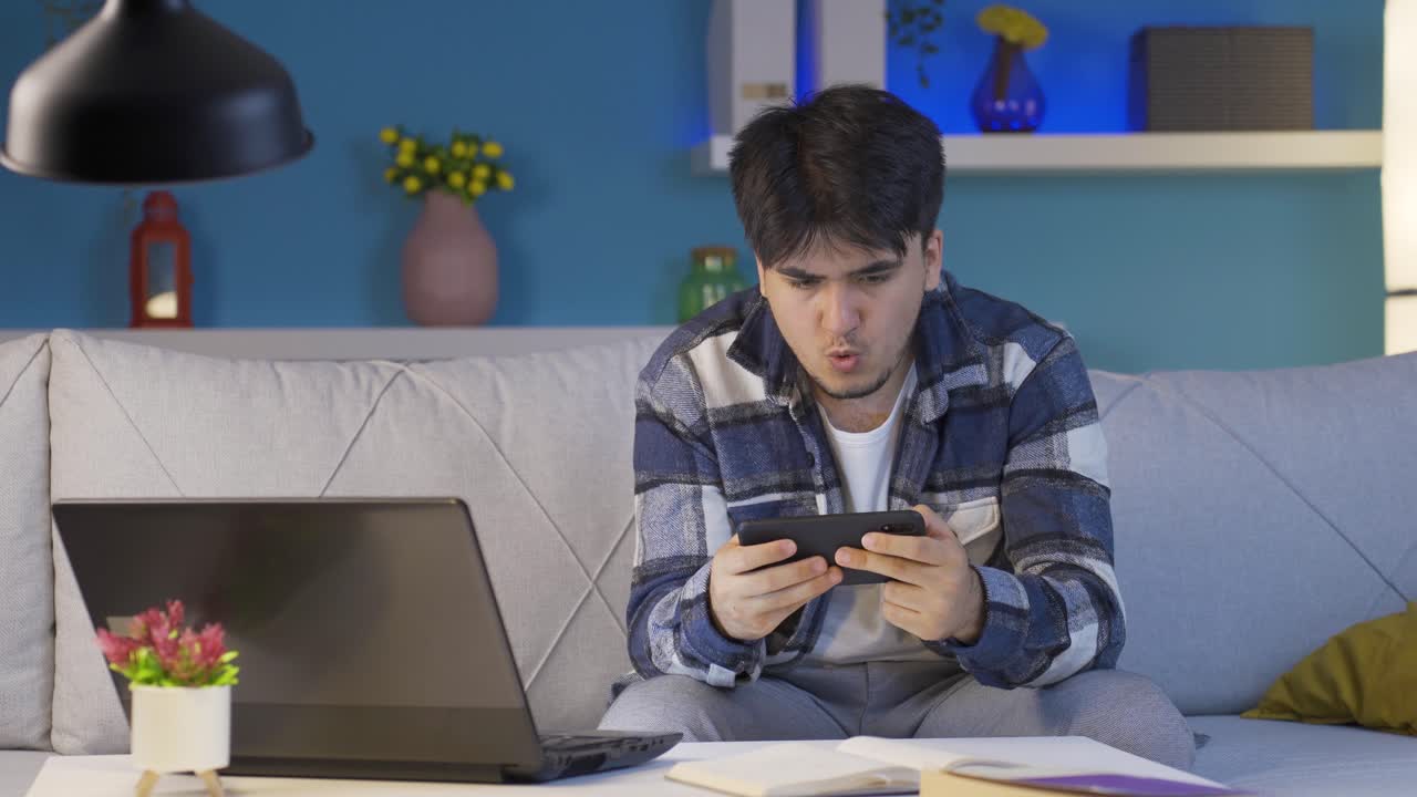 밤에 집에 있는 전화 중독자.