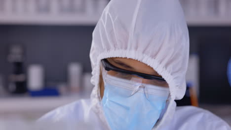 covid, tubo de ensayo y muestra de biología con una botánica