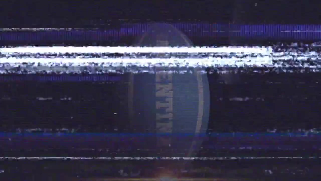 Schermo scuro che rivela un ovale blu rotante con linee di glitch che intensificano la distorsione, mostrando un glitch.