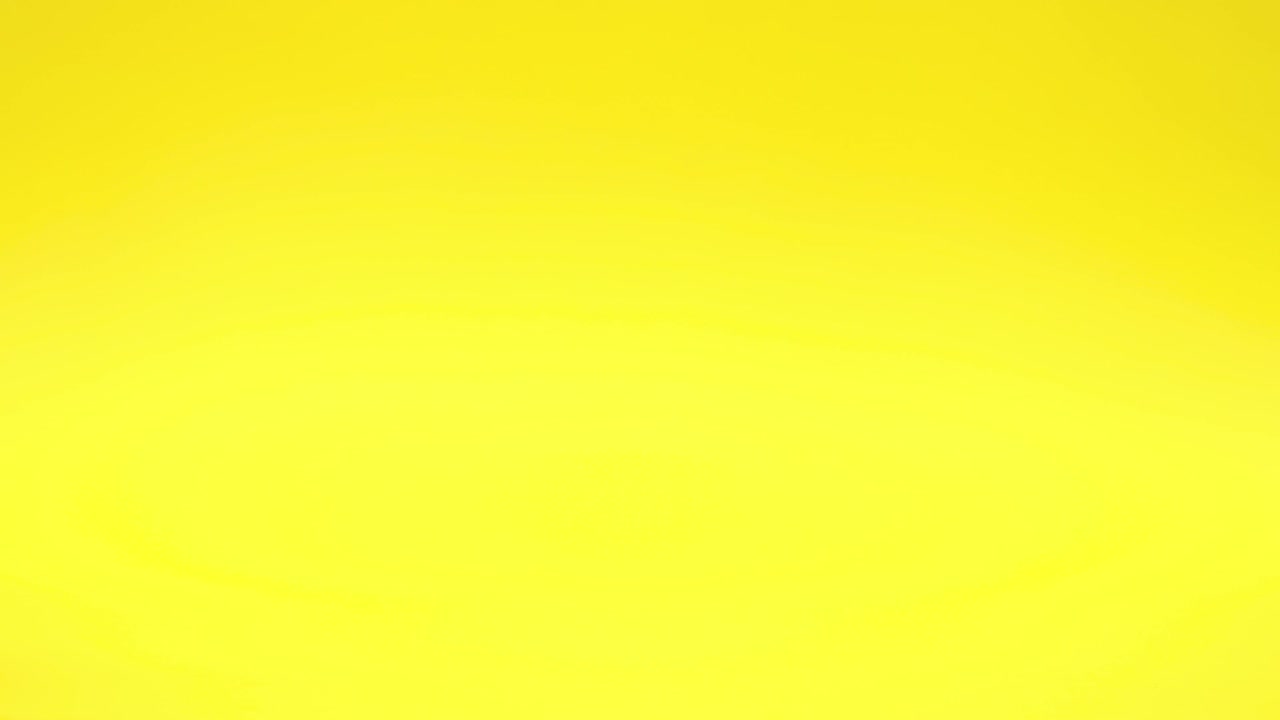 Auto d'epoca con fiore romantico sul tetto su sfondo giallo - Stop motion.