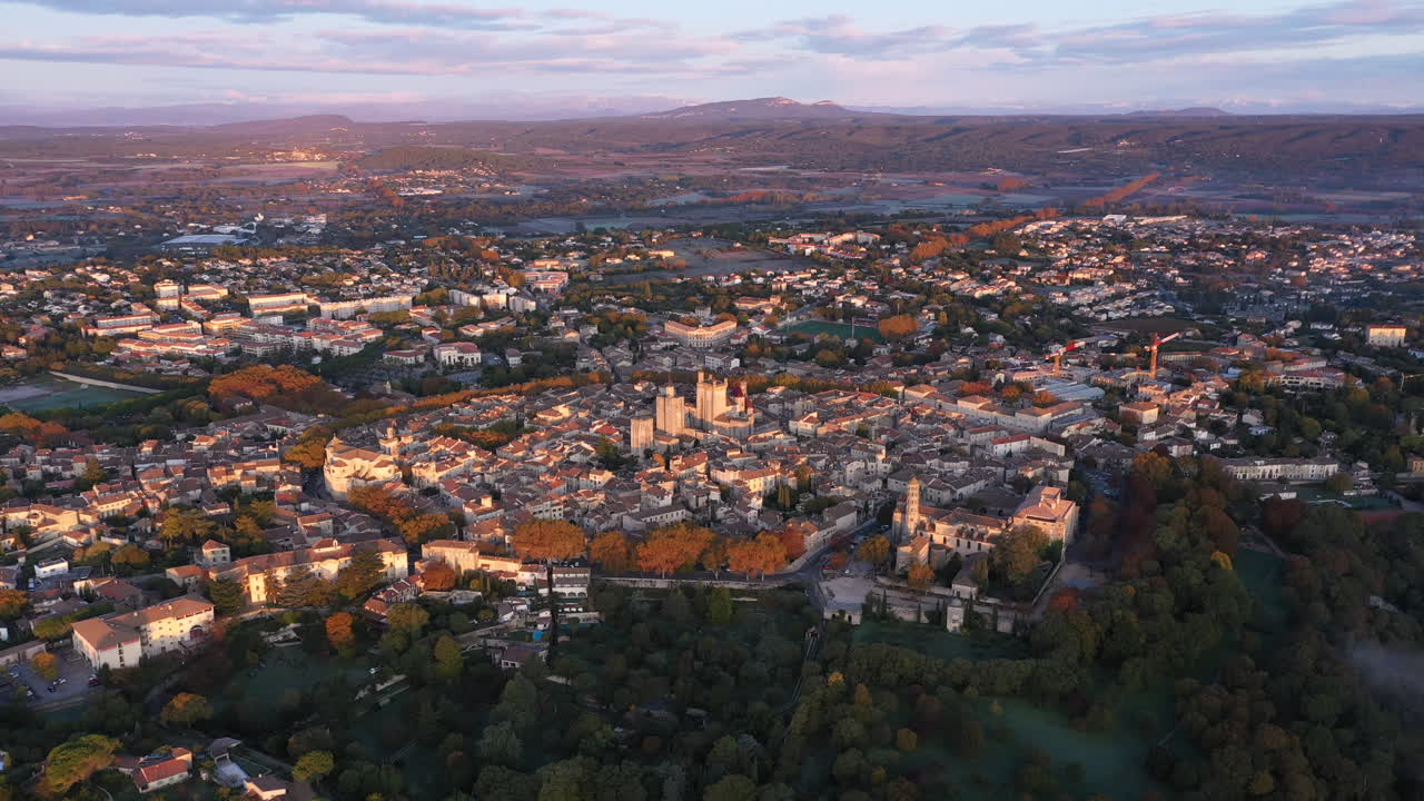 새벽에 우즈 (uzès) 에서 프랑스 가르드 산맥을 배경으로 한 공중 사진