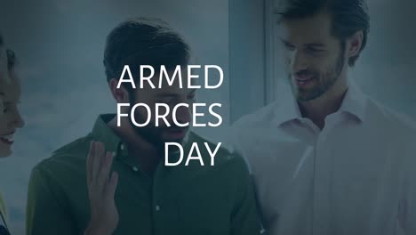 animación del día de las fuerzas armadas sobre felices compañeros de trabajo caucásicos en la oficina