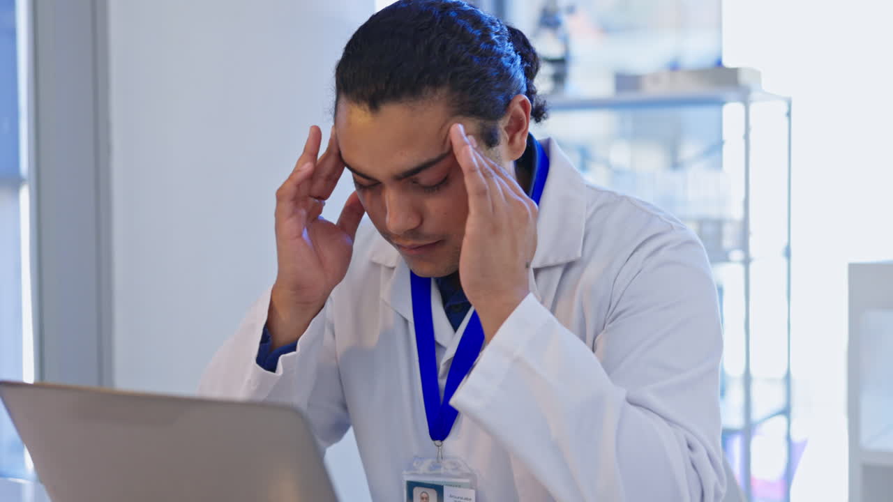 Uomo, scienziato e mal di testa da stress in laboratorio