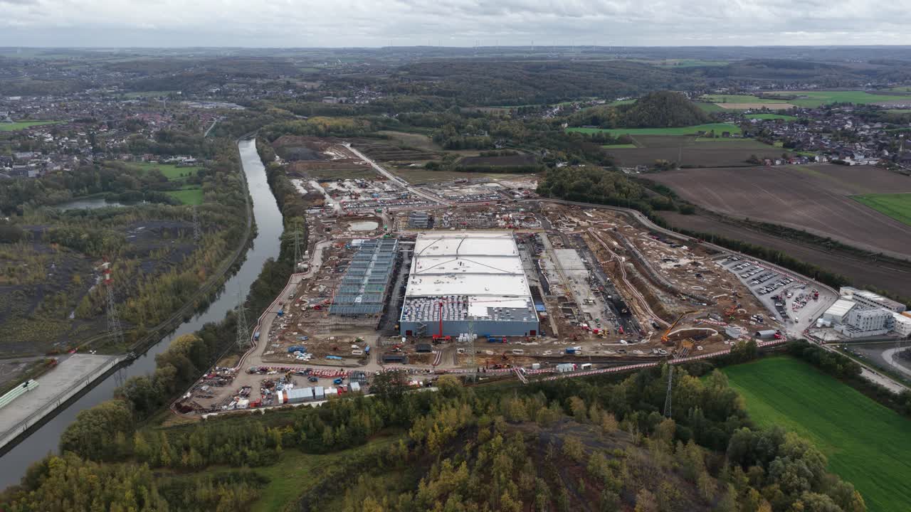 Il nuovo data center a Farciennes, in Belgio, è un importante investimento incentrato su IA, servizi cloud e sostenibilità: energia senza emissioni di carbonio, recupero del calore disperso, pannelli solari. Video aereo realizzato con drone