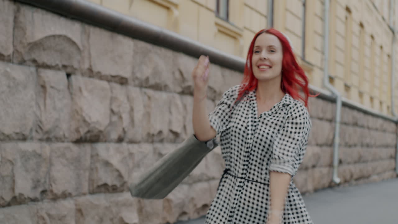 mujer caminando por la ciudad