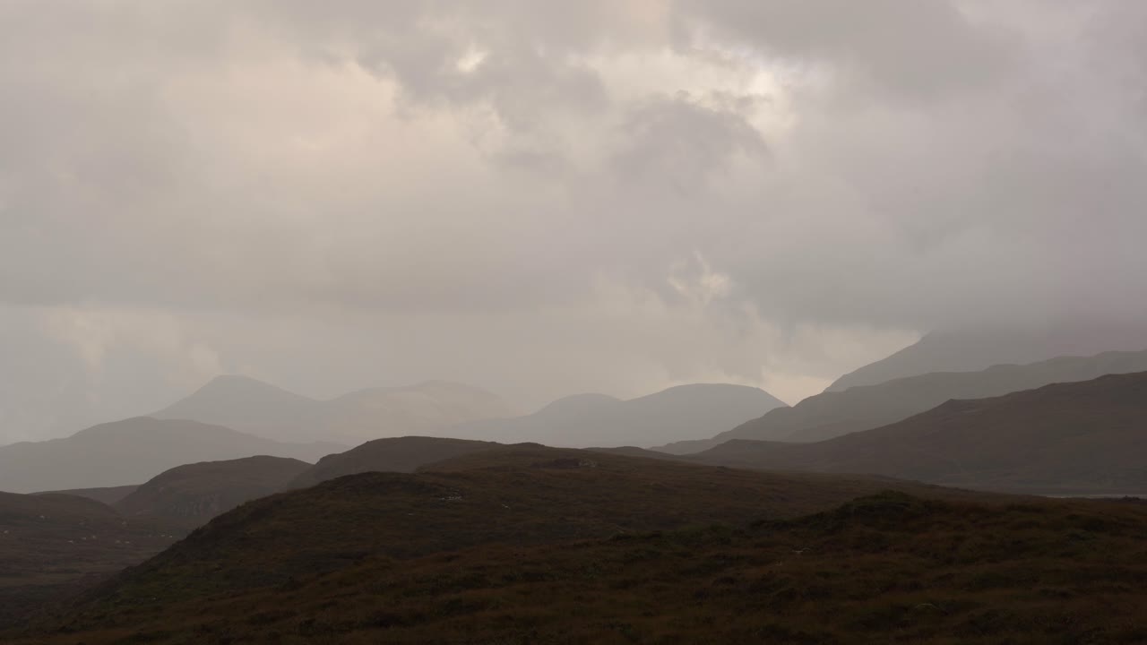 산이 겹겹이 쌓여 있는 변덕스러운 스코틀랜드 풍경
