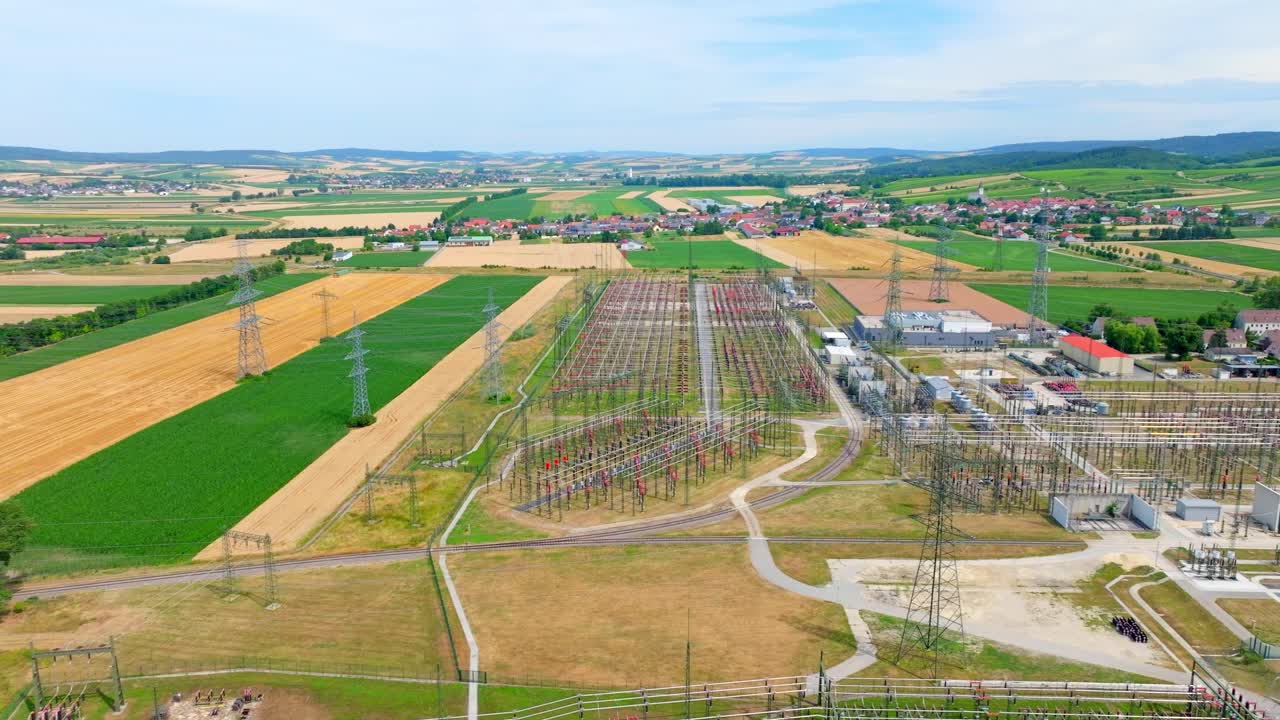 red de transmisión de energía eléctrica en una subestación eléctrica en un día soleado