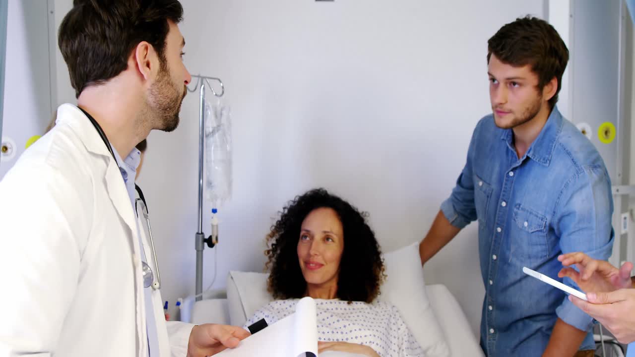 médico que consulta a una mujer embarazada en el pabellón