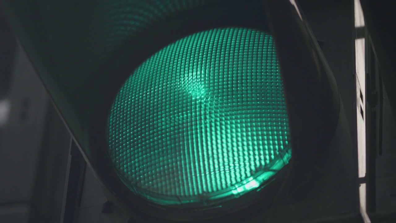 Primo piano di un semaforo verde