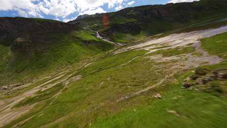 Tiefflug-über-Einem-Grünen-Tal-An-Einem-Sommertag-An-Der-Großglockner-Alpenstraße-In-Österreich