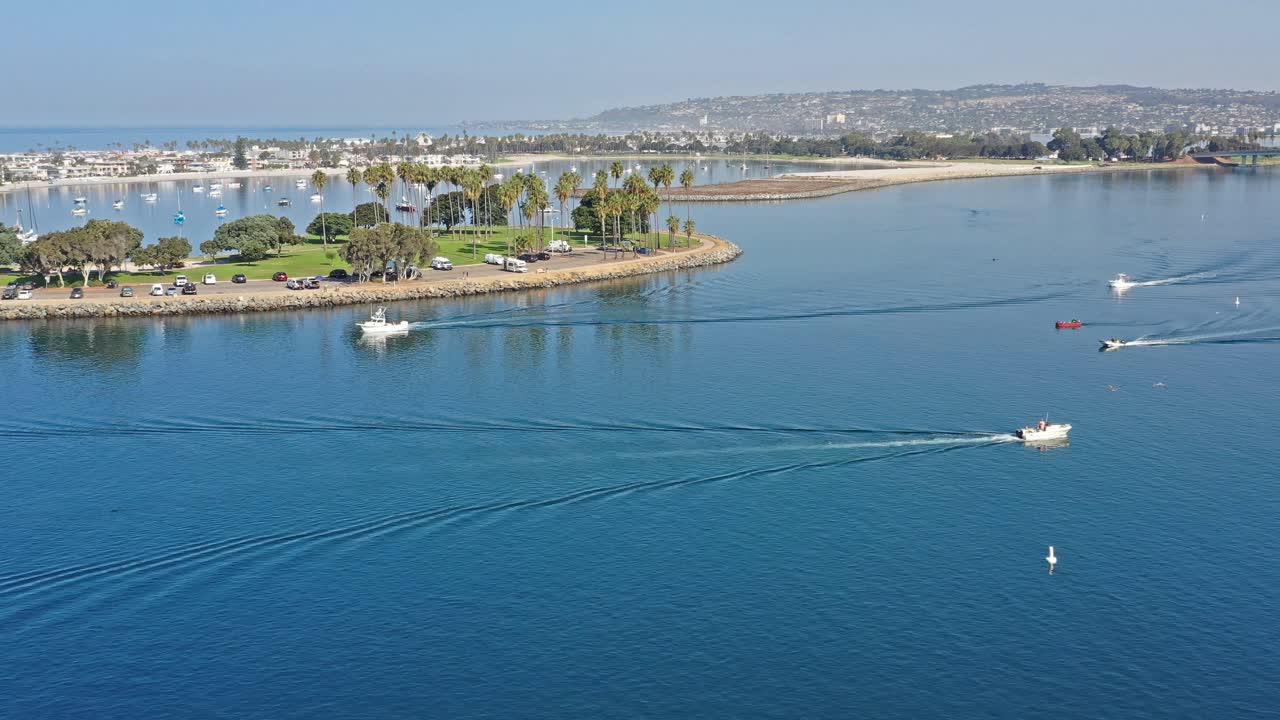 toma de drones de la bahía de san diego con muchos botes en un hermoso día soleado