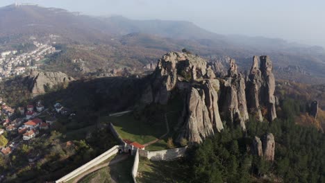 Acercamiento-Aéreo-Por-Drones-A-Las-Formaciones-Rocosas-Escultóricas-Del-Acantilado-De-Belogradchik,-Una-Fortaleza-Medieval-Situada-En-Las-Estribaciones-De-Las-Montañas-De-Los-Balcanes,-En-La-Provincia-De-Vidin,-En-El-Noroeste-De-Bulgaria.