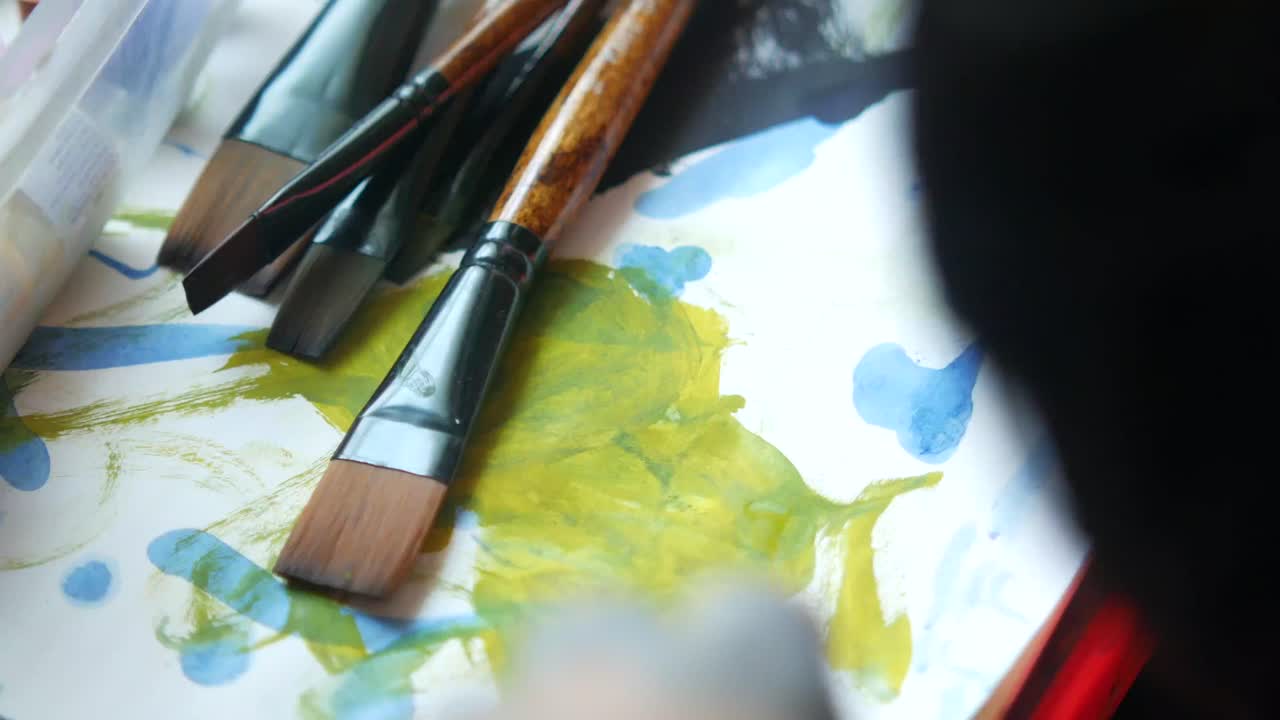 proyecto de arte del niño con pinceles y pintura