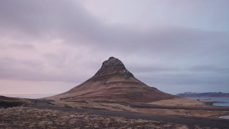 admirable paisaje de la montaña kirkjufell durante un día nublado en islandia