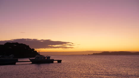 Increíble-Amanecer-Desde-La-Tour-Fondue-Porquerolles-Ver-Barco-En-El-Puerto-Mar