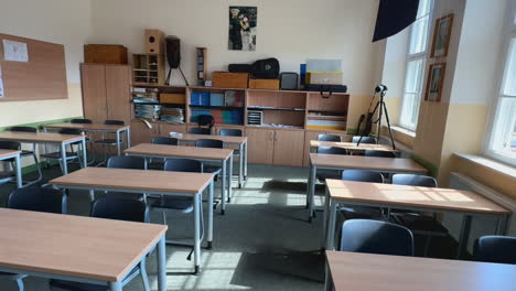 a classroom full of tables and chairs