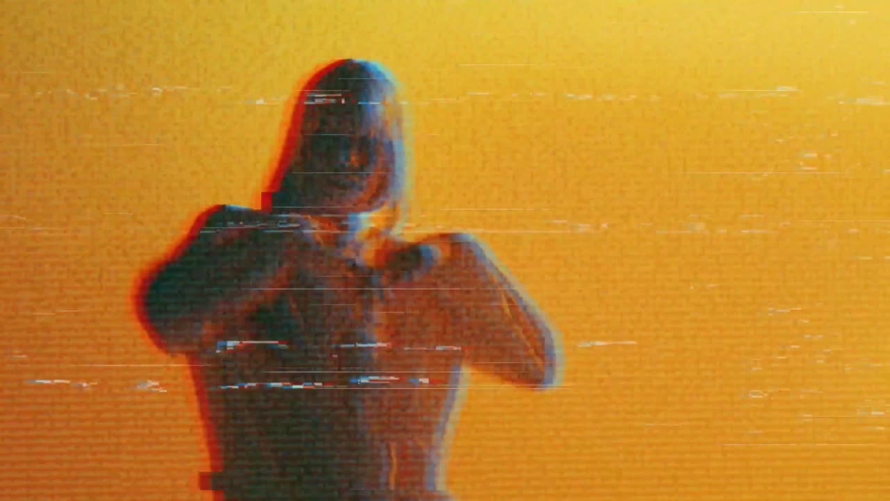 Un moderno modello di motion graphics progettato per contenuti video con sovrapposizioni effetto vecchio glitch VHS.