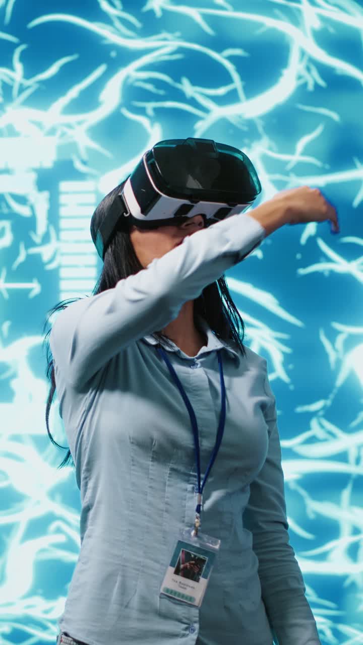 Video verticale Tecnico che utilizza la tecnologia della realtà virtuale per creare algoritmi di IA