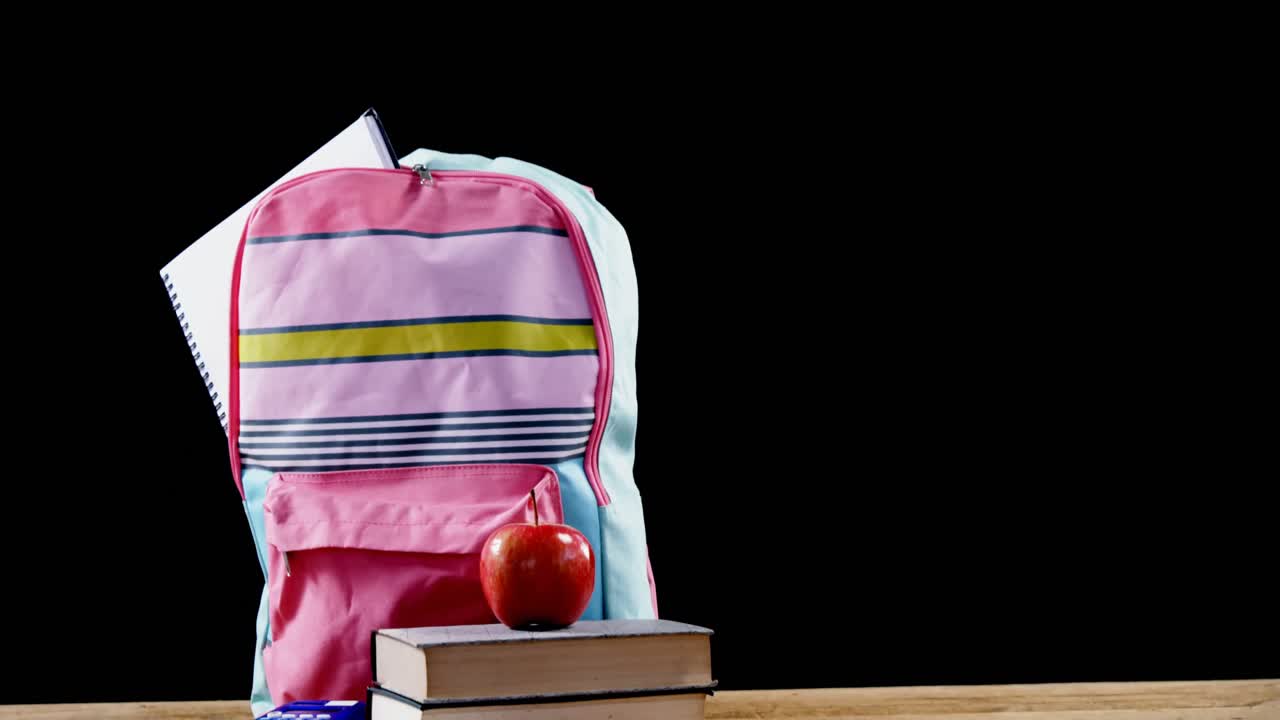 학교 가방 과 함께 책 스택 에 사과