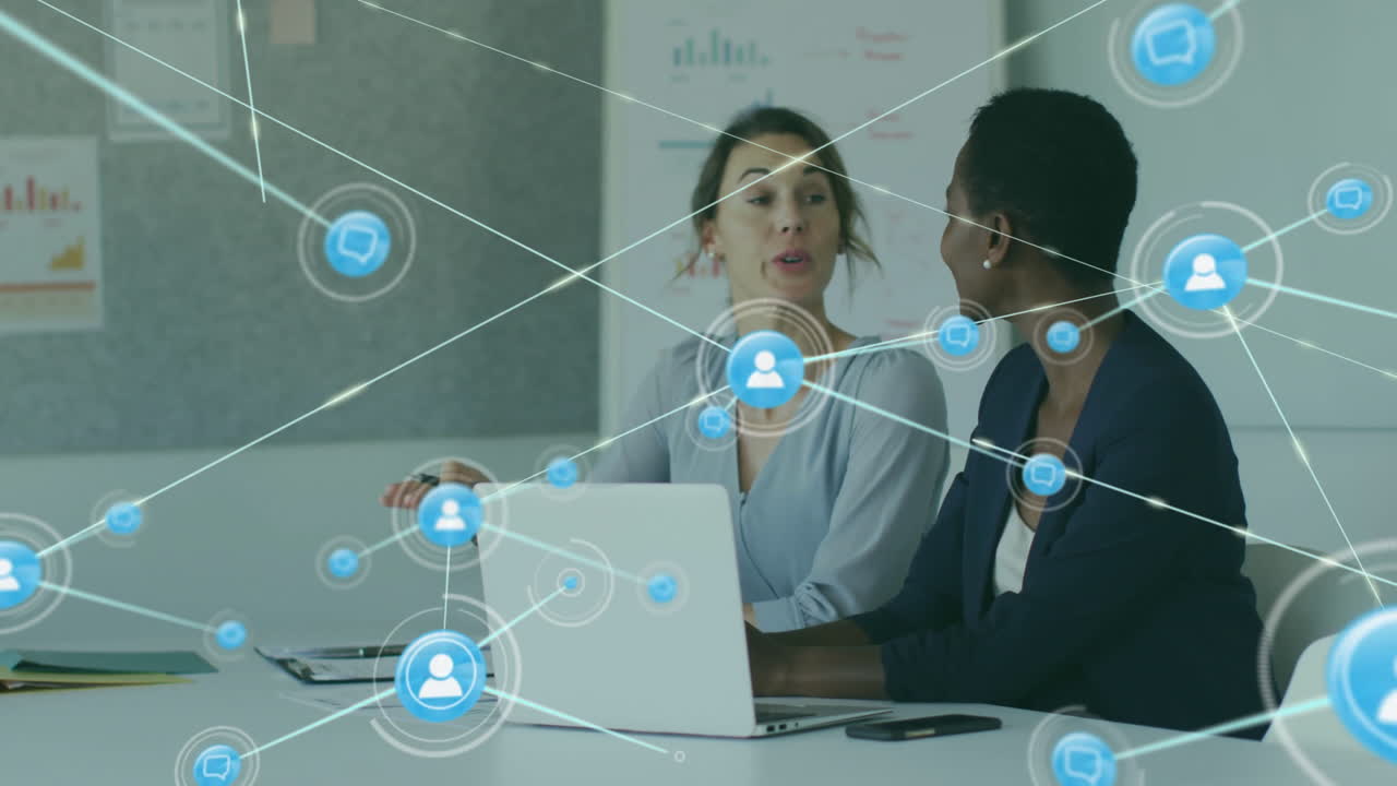 animación de la red de conexiones con íconos sobre diversas colegas femeninas que usan computadora portátil en la oficina