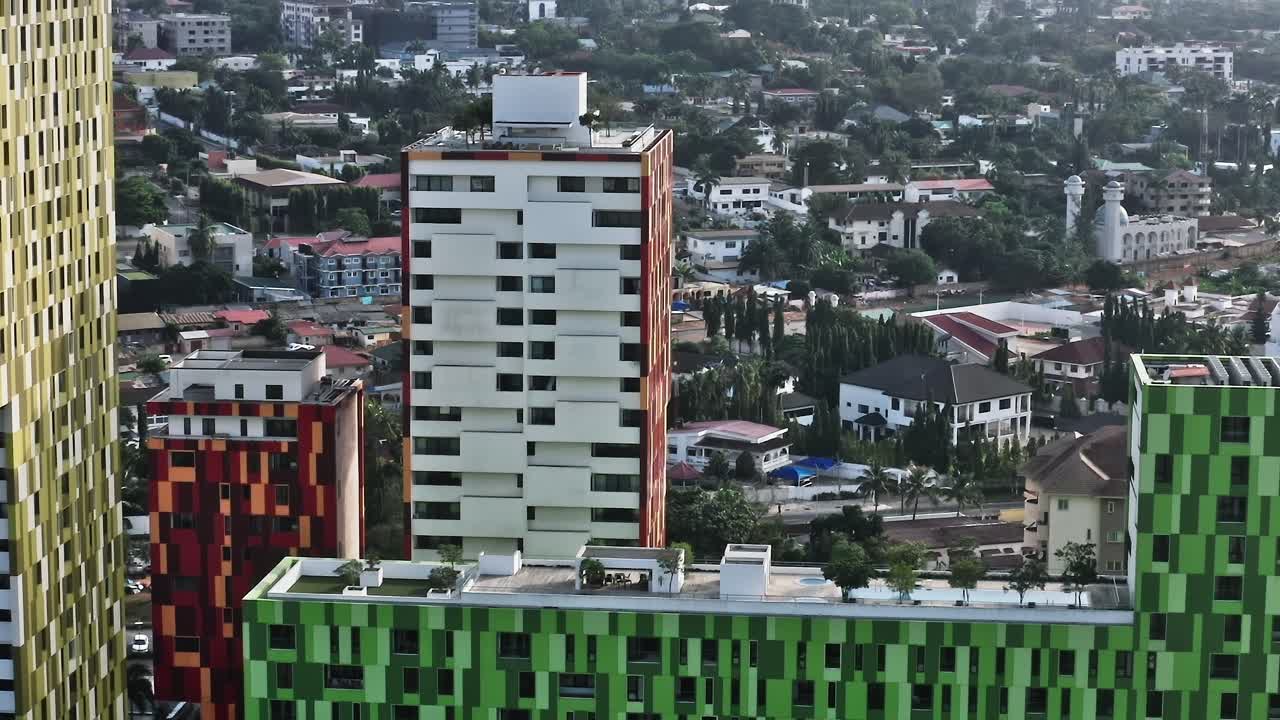 Vista de los edificios de la ciudad en Acra, Ghana, desde una perspectiva más alta