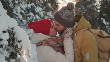 una pareja enamorada en un bosque nevado.